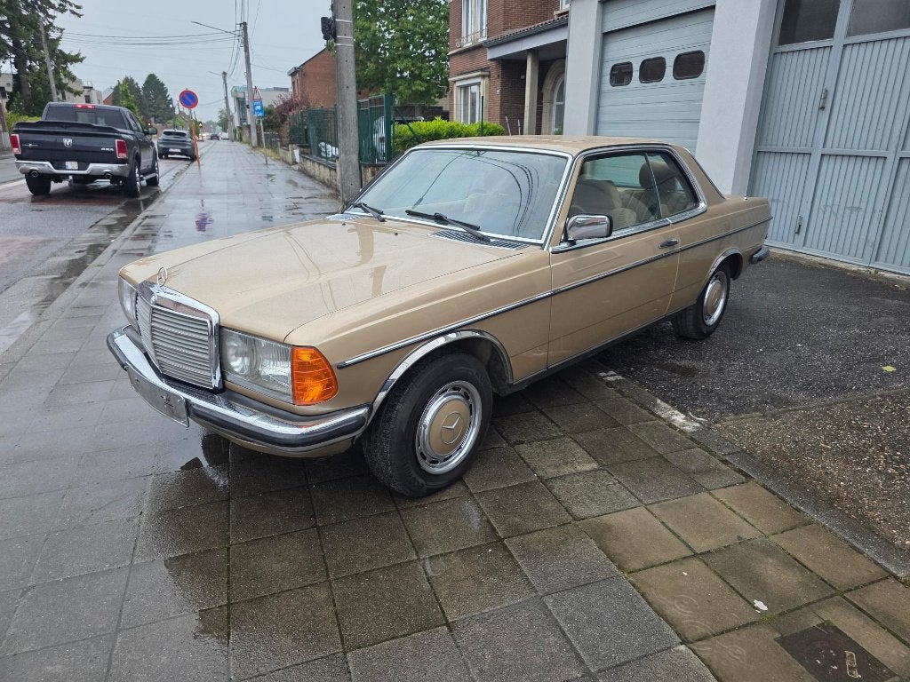 superbe mercedes 230 ce 1982 boite auto, Autos, 100 kW, Achat, Beige, Autres couleurs