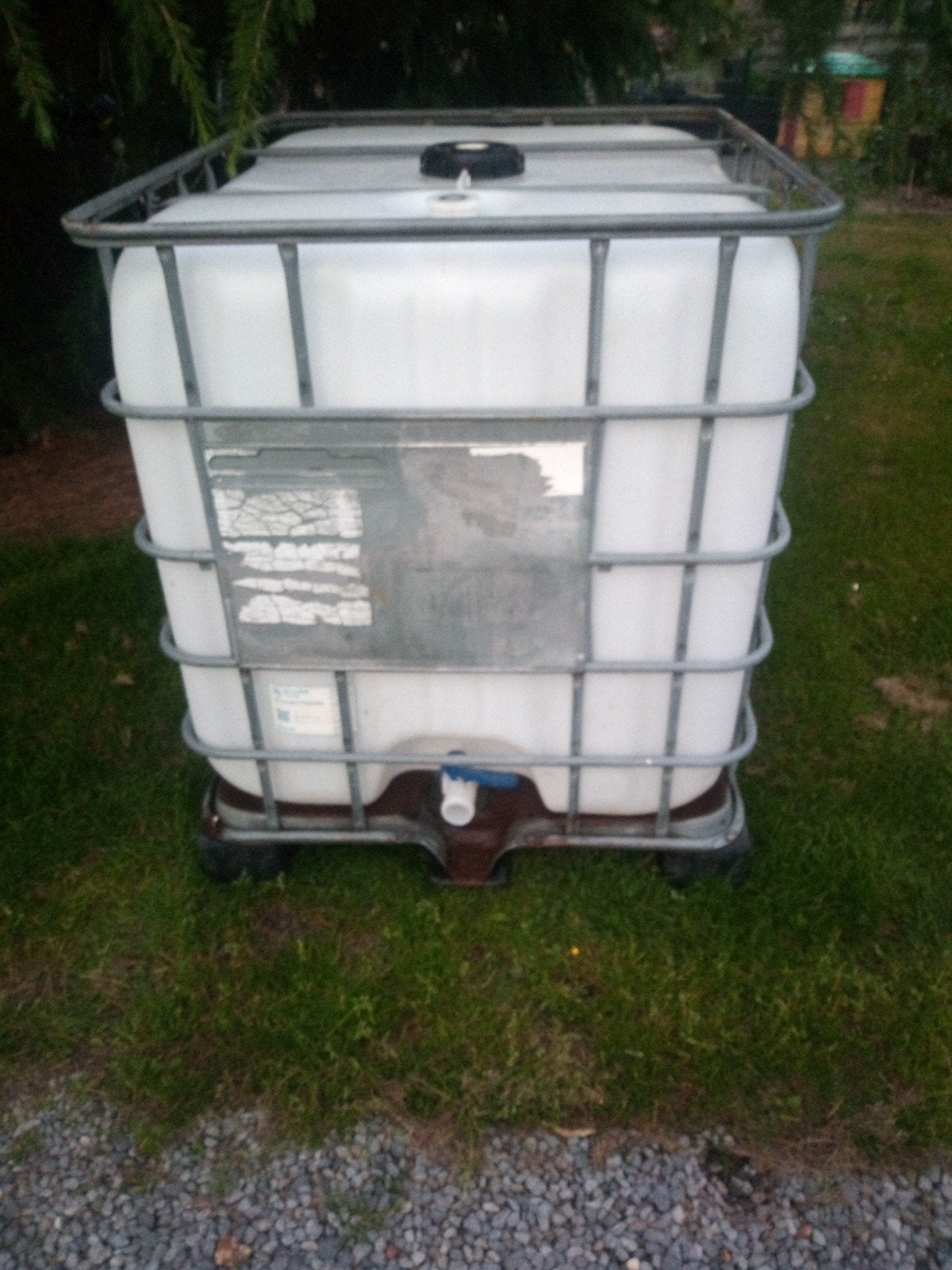Barils d'eau de 1000 l (j'ai 3 pièces dans une cage et une g, Enlèvement