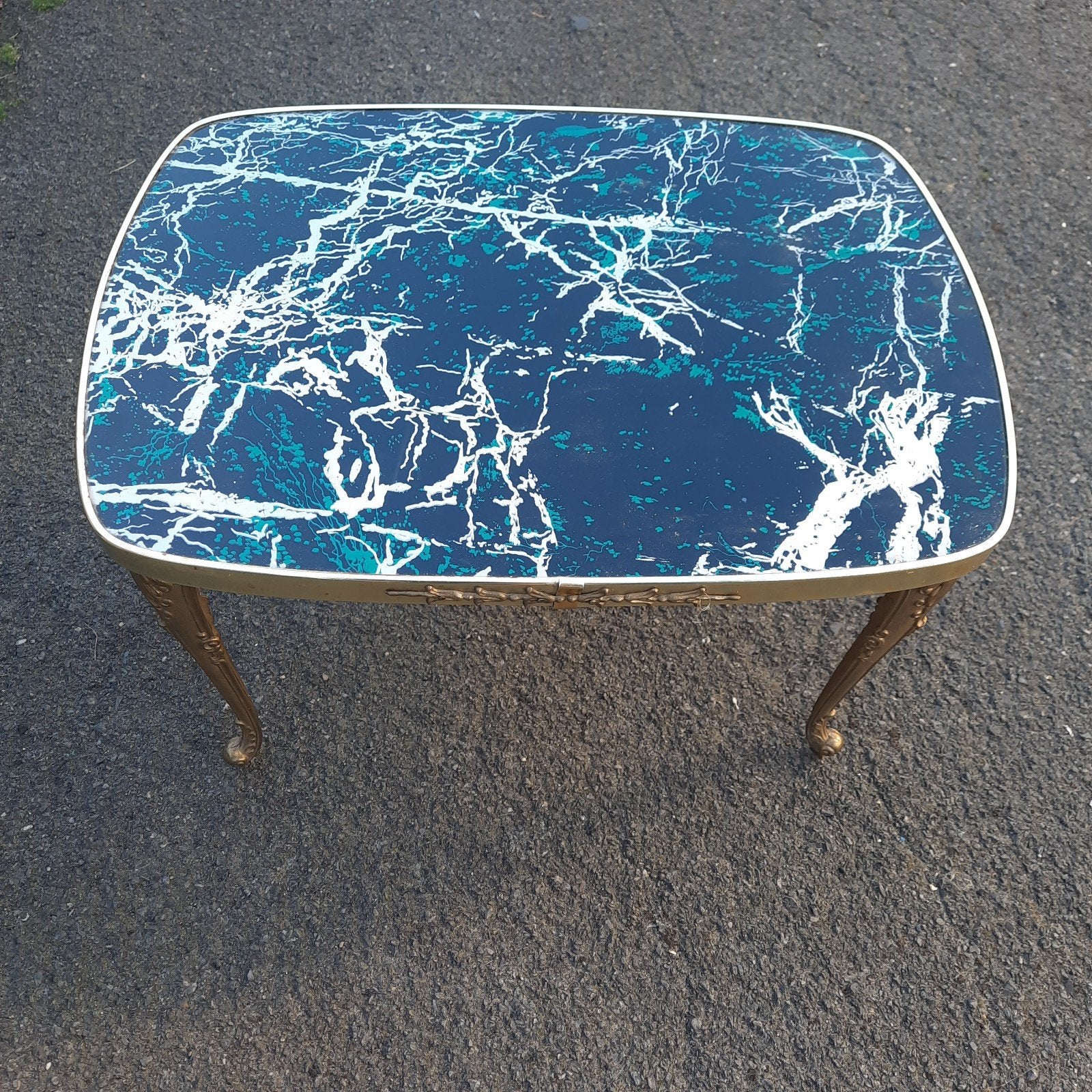 Table d'appoint vintage en formica avec pieds en cuivre., Antiquités & Art, Enlèvement ou Envoi
