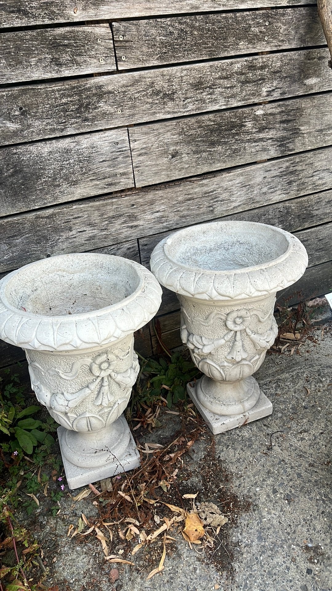 Set van 2 grote klassieke betonnen tuinurnen – 59 cm hoog, Ophalen, Gebruikt
