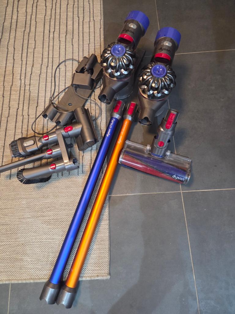 2 dyson steelstofzuiger v7 fluffy + v8 absolute, Elektronische apparatuur, Stofzuigers, Inclusief accessoires, Gebruikt, Ophalen of Verzenden