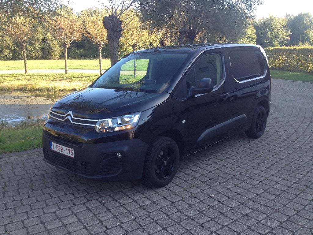 Citroen Berlingo/full option/nieuwe riem/navigatie/trekhaak, Auto's, Voorwielaandrijving, Euro 6, 1199 cc, Zwart