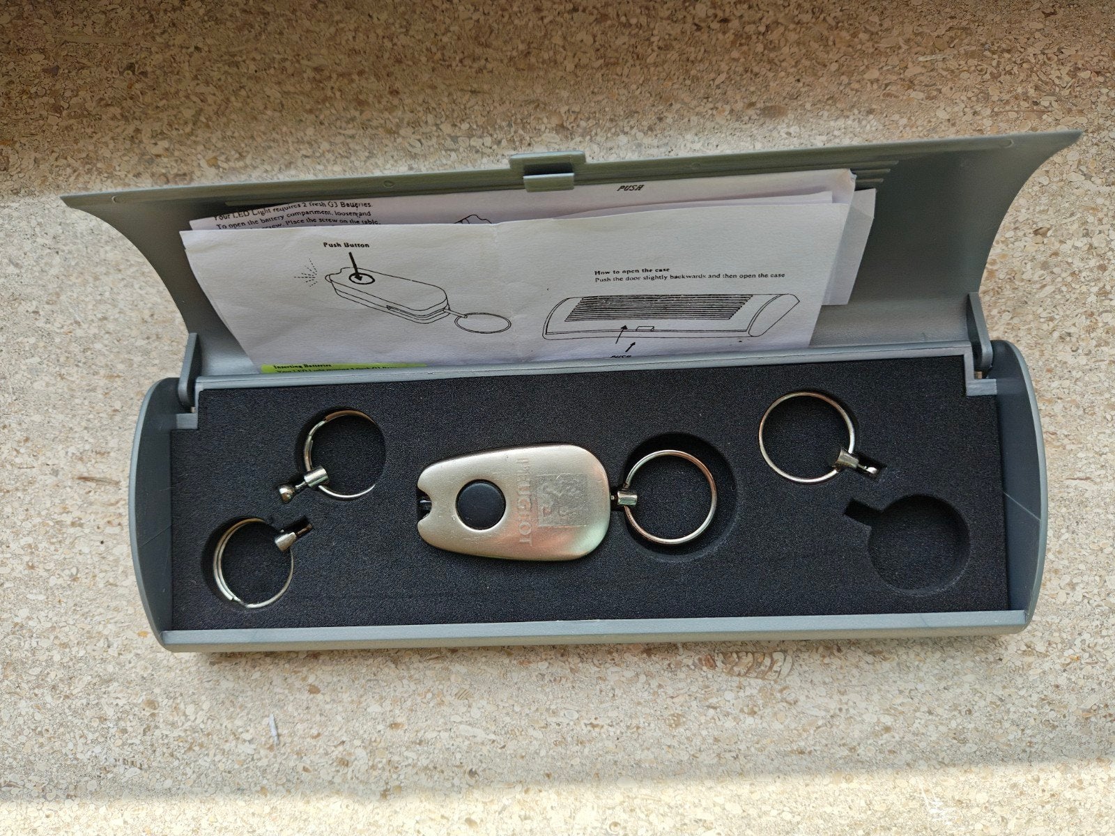 Mooie set sleutelhangers, originele PEUGEOT., Ophalen of Verzenden, Zo goed als nieuw