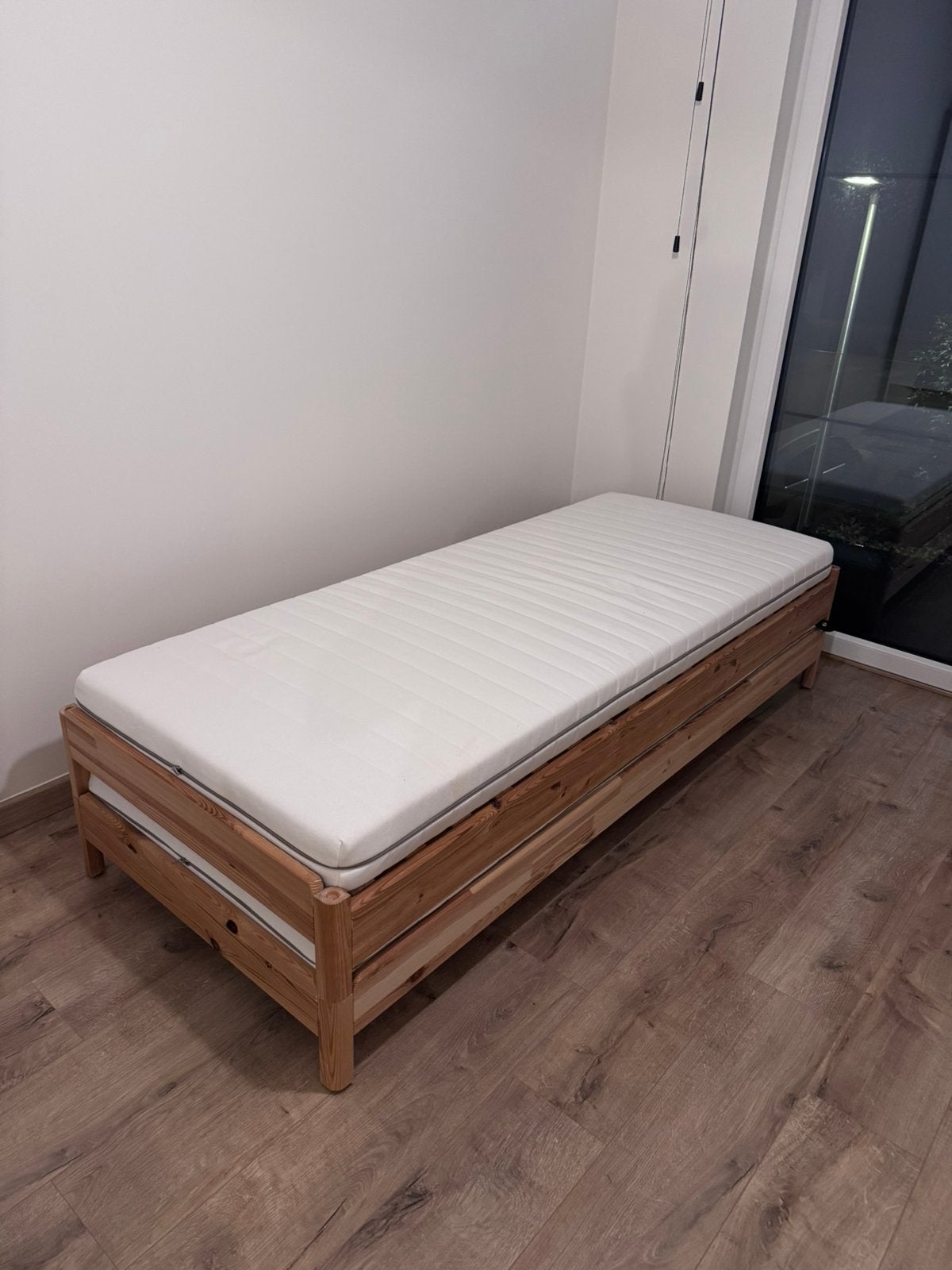 Opstapel één/twee persoonbed, Ophalen, Zo goed als nieuw