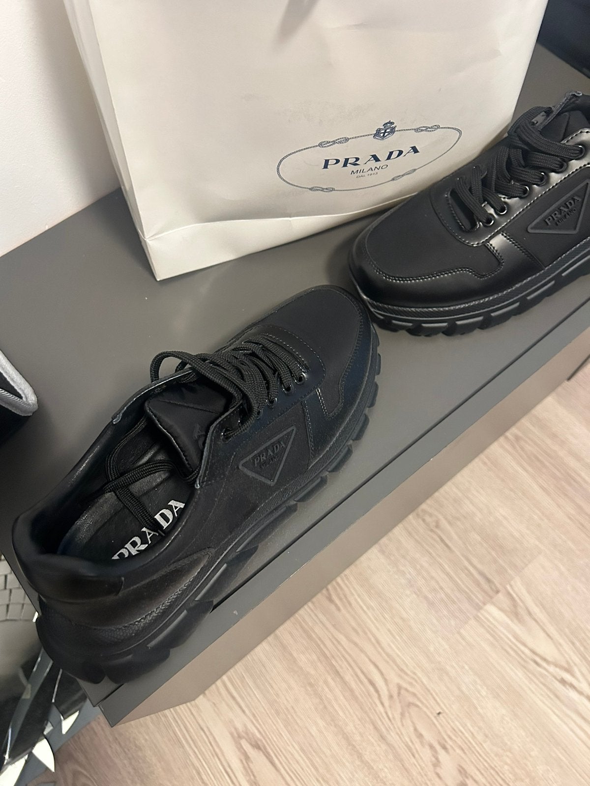 Prada, Enlèvement, Comme neuf