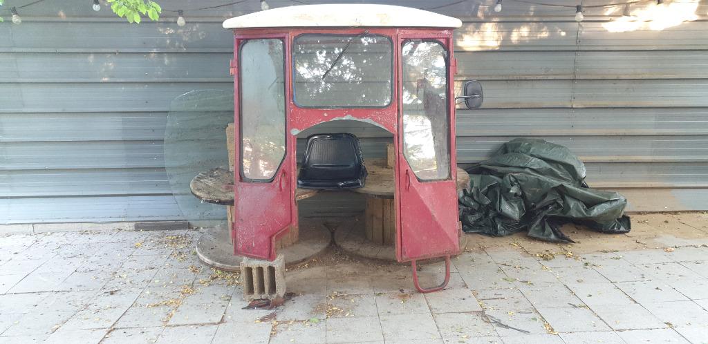 Nuffield-tractorcabine, Zakelijke goederen, Ophalen