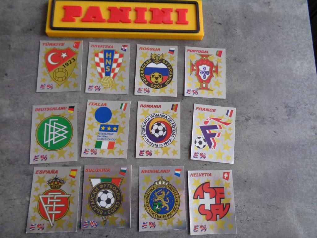 PANINI VOETBAL STICKERS  EURO 96 EK  EMBLEMEN 12X BADGES   , Hobby en Vrije tijd, Stickers en Plaatjes, Ophalen of Verzenden