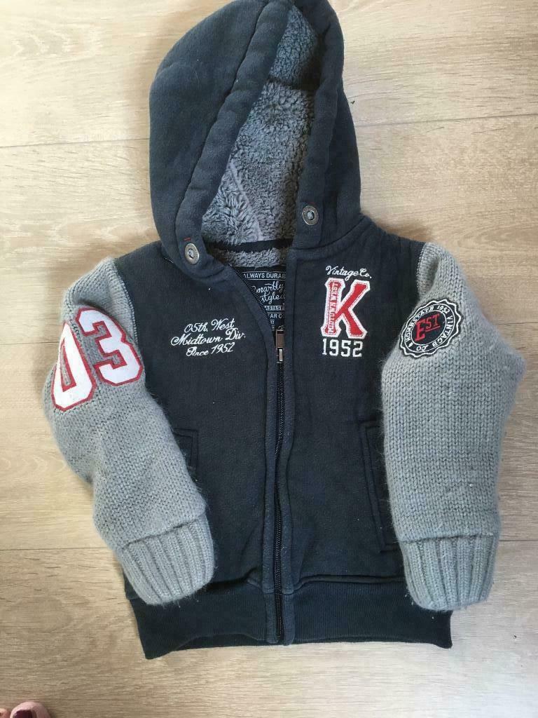 Warme Truivest 110 / hoodie tirette et capuche chaude 110, Enlèvement ou Envoi, Comme neuf, Garçon, Pull ou Veste