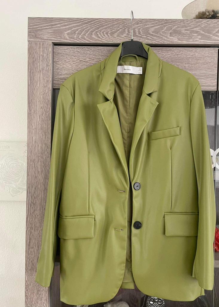 Ensemble tailleur vert - très bon état, Vêtements | Femmes, Taille 38/40 (M), Bershka, Vert, Porté