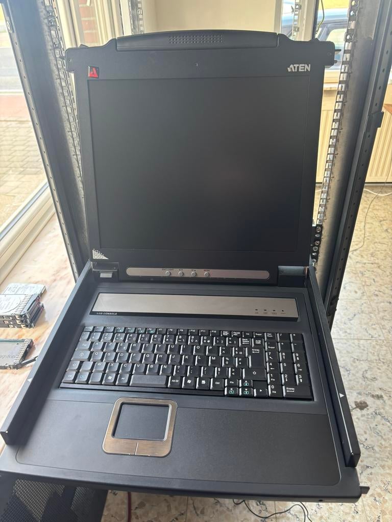 ATEN CL1000M SLIDEAWAY LCD CONSOLE serverrack monitor Azerty, Computers en Software, Serverkasten, Zo goed als nieuw, Ophalen