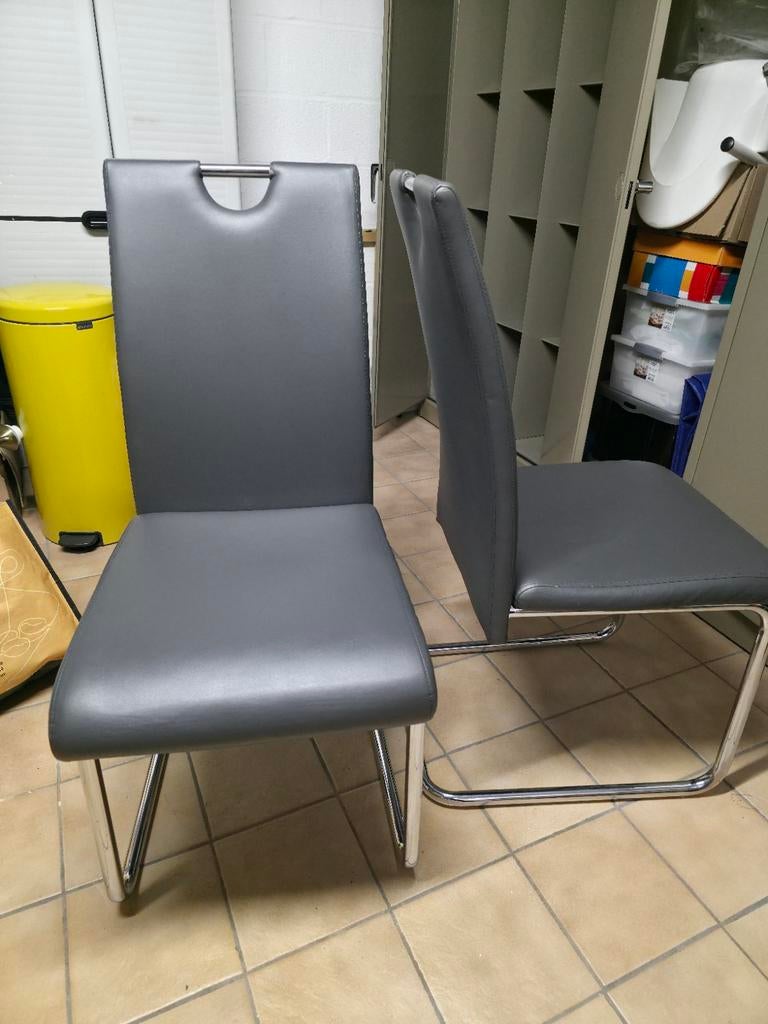 Deux chaises grises. Bon état, Gris, Deux, Enlèvement, Utilisé