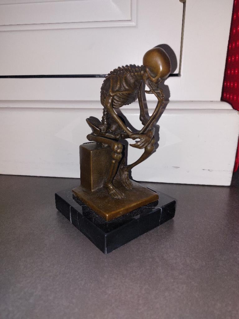 Brons skelet denker, Ophalen, Brons