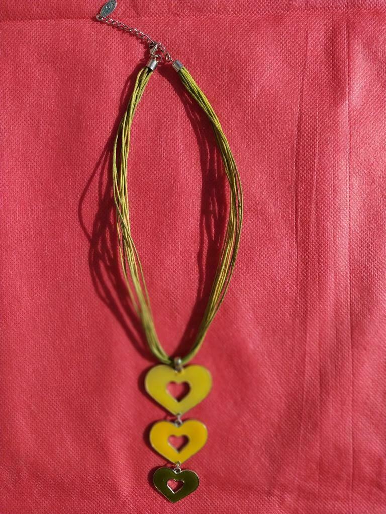 Collier avec coeurs réversibles multicolores, Bijoux, Sacs & Beauté, Colliers, Avec pendentif, Comme neuf, Autres matériaux, Jaune