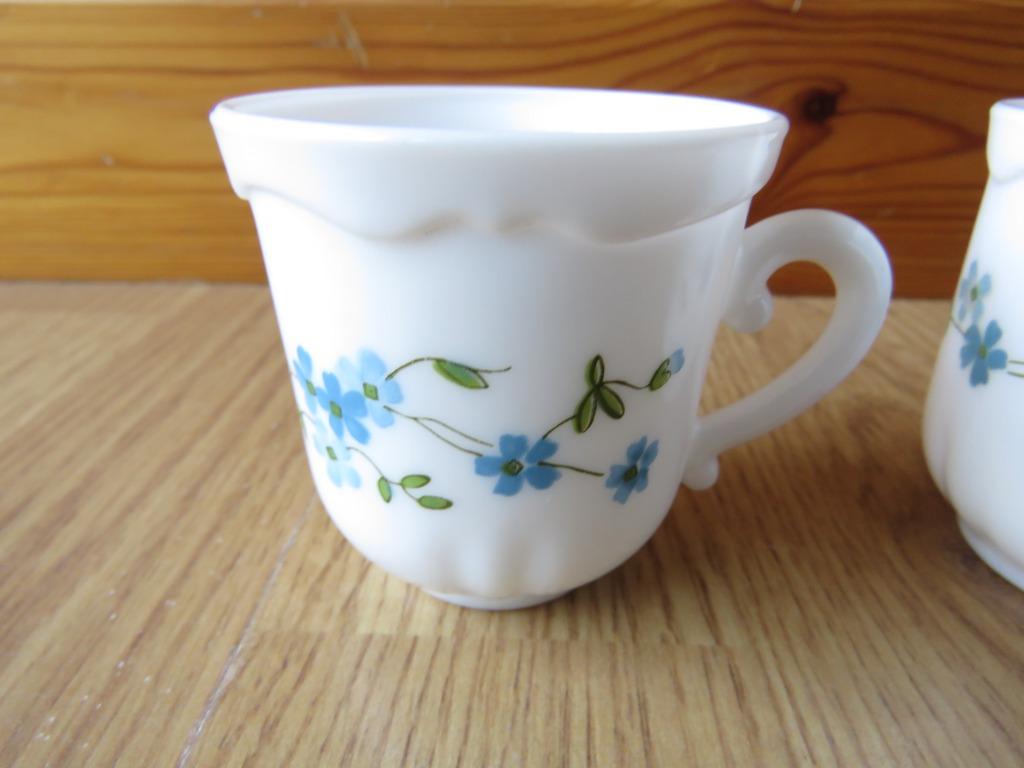 vintage arcopal 2 petites tasses a expresso motifs veronica, Ophalen of Verzenden, Zo goed als nieuw, Kop(pen) en/of Schotel(s)