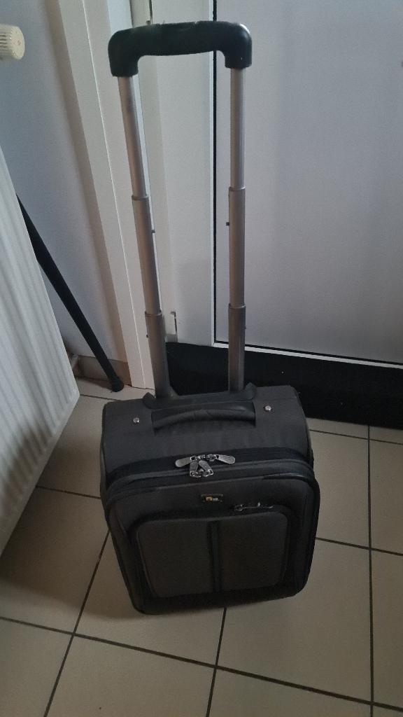 Case Logic tas op wielen, Ophalen, Trolleytas, Zo goed als nieuw, Handvat