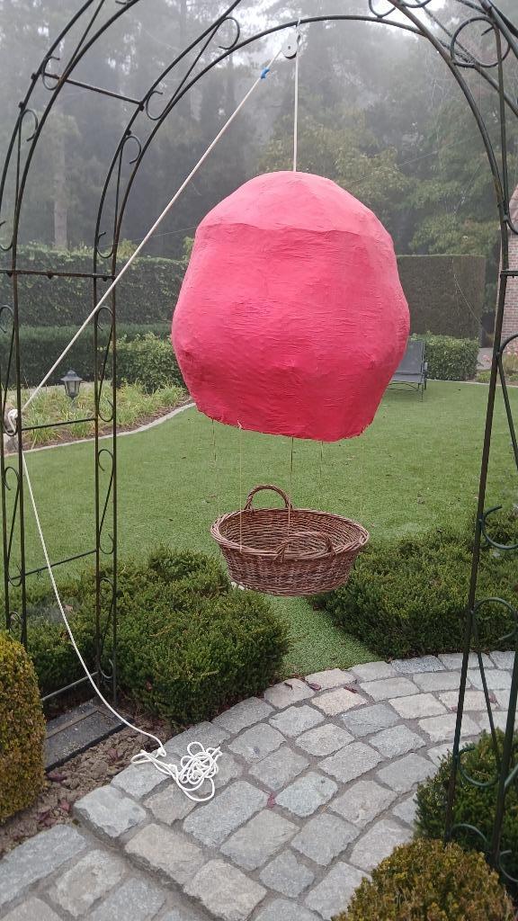 luchtballon in papier mache+katrol en mand knuffels kleuters, Diversen, Schoolbenodigdheden, Ophalen