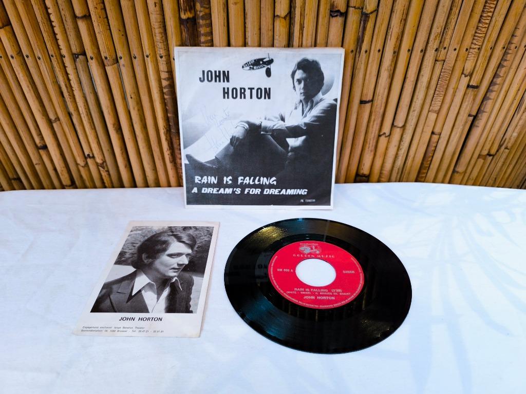 45t / single vinyle signé par John Horton "Rain Is Falling", Enlèvement ou Envoi, Utilisé, Autres formats, Rock and Roll