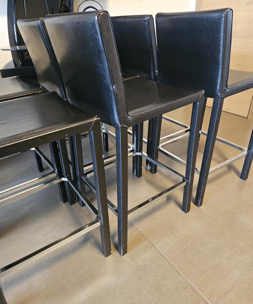 8 tabourets, Enlèvement