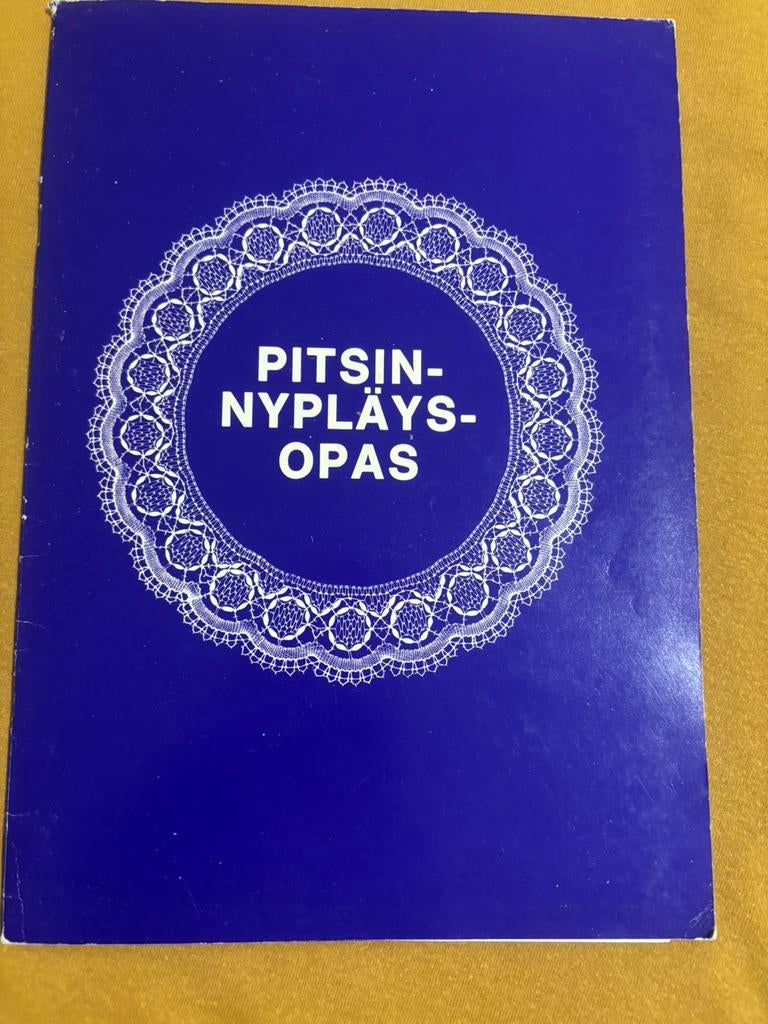 Pitsin Nyplaya opas, Hobby en Vrije tijd, Kantklossen, Verzenden, Zo goed als nieuw, Patronen