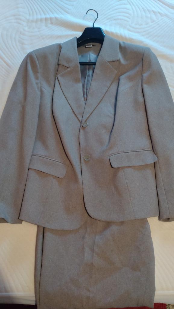 Tailleur femme gris perle taille 52-54, Comme neuf, Enlèvement, Costume ou Complet, Taille 46/48 (XL) ou plus grande