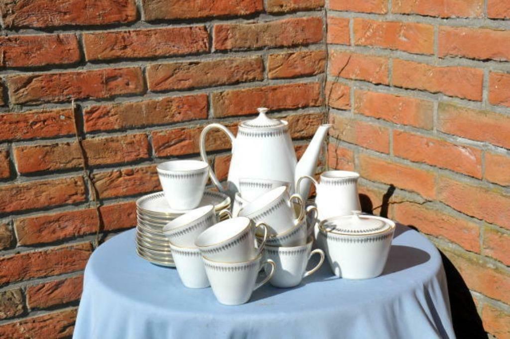 §service a café porcelaine blanche décor sapin renverse, Antiquités & Art, Enlèvement ou Envoi