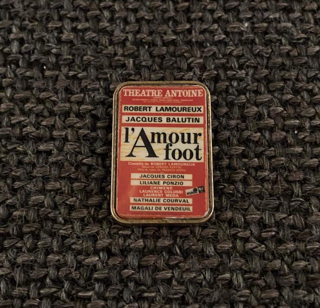 PIN - THEATRE ANTOINE - VOETBAL - FOOT - FOOTBALL, Envoi, Utilisé, Sport, Insigne ou Pin's