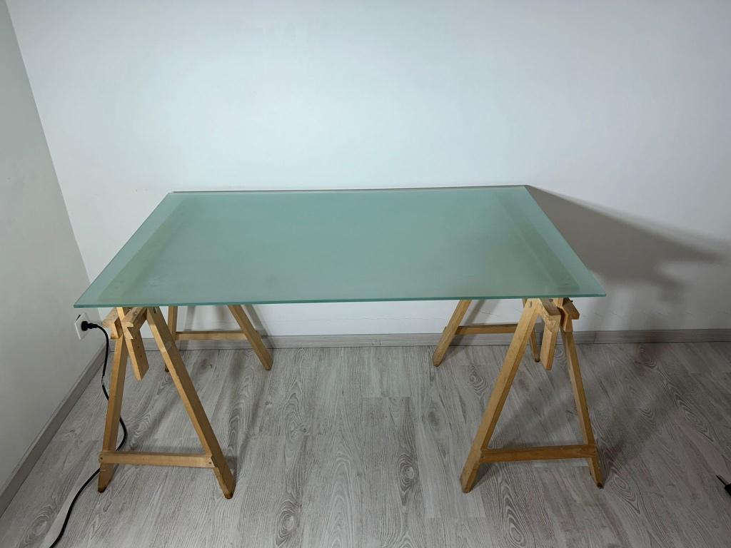 Glazen tafelblad op houten schragen - minimalistische bureau, Huis en Inrichting, Ophalen, Gebruikt