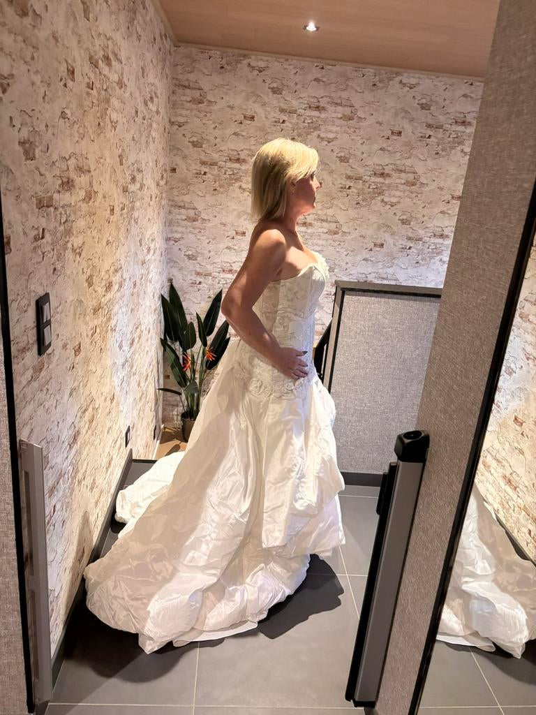 Trouwjurk van Modeca maat 38-40, Kleding | Dames, Trouwkleding en Trouwaccessoires, Ophalen, Zo goed als nieuw, Schoenen