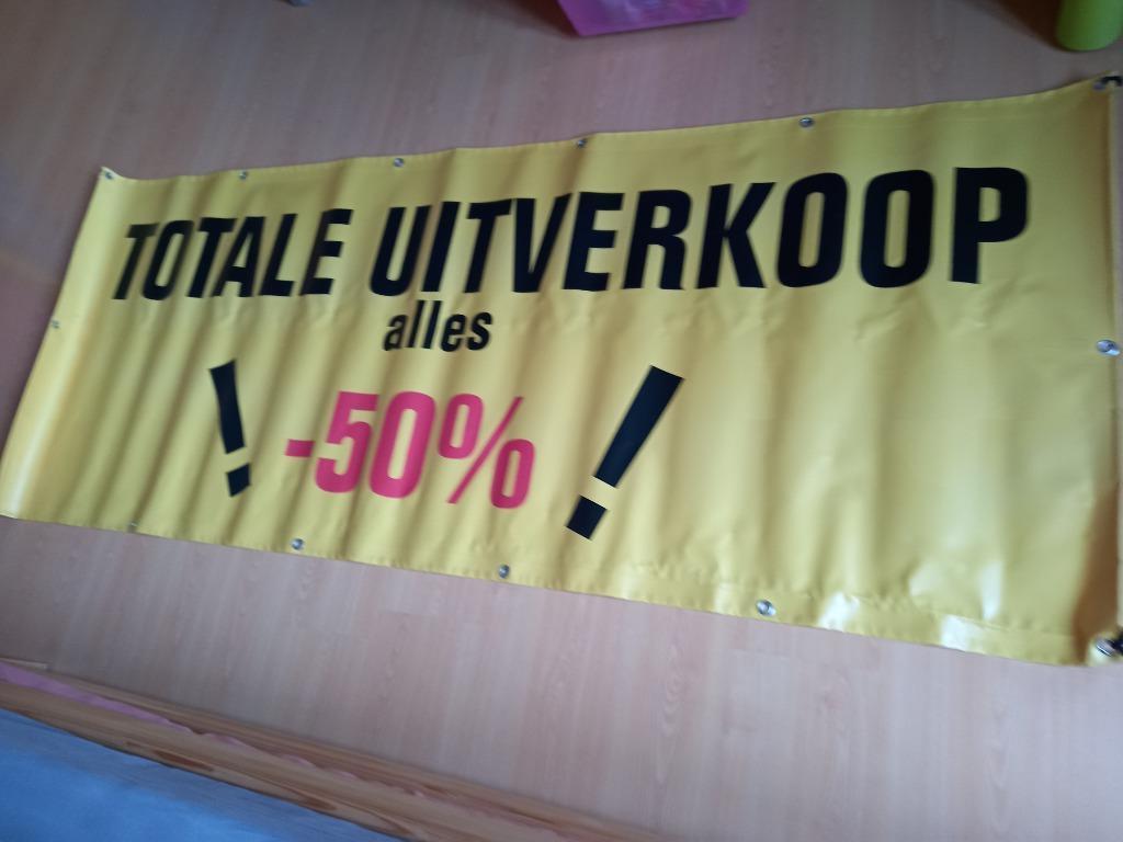 Grande bannière « VENTE TOTALE - 50 % de réduction »