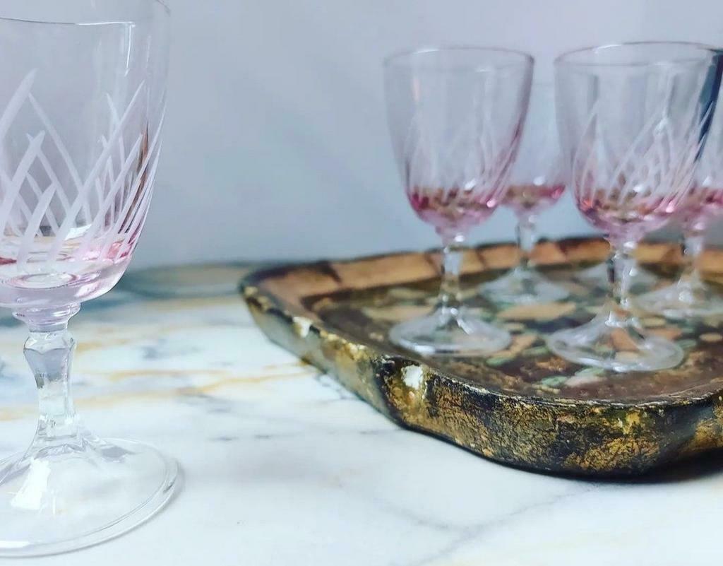 Roze likeurglaasjes, elixirglaasjes, Enlèvement