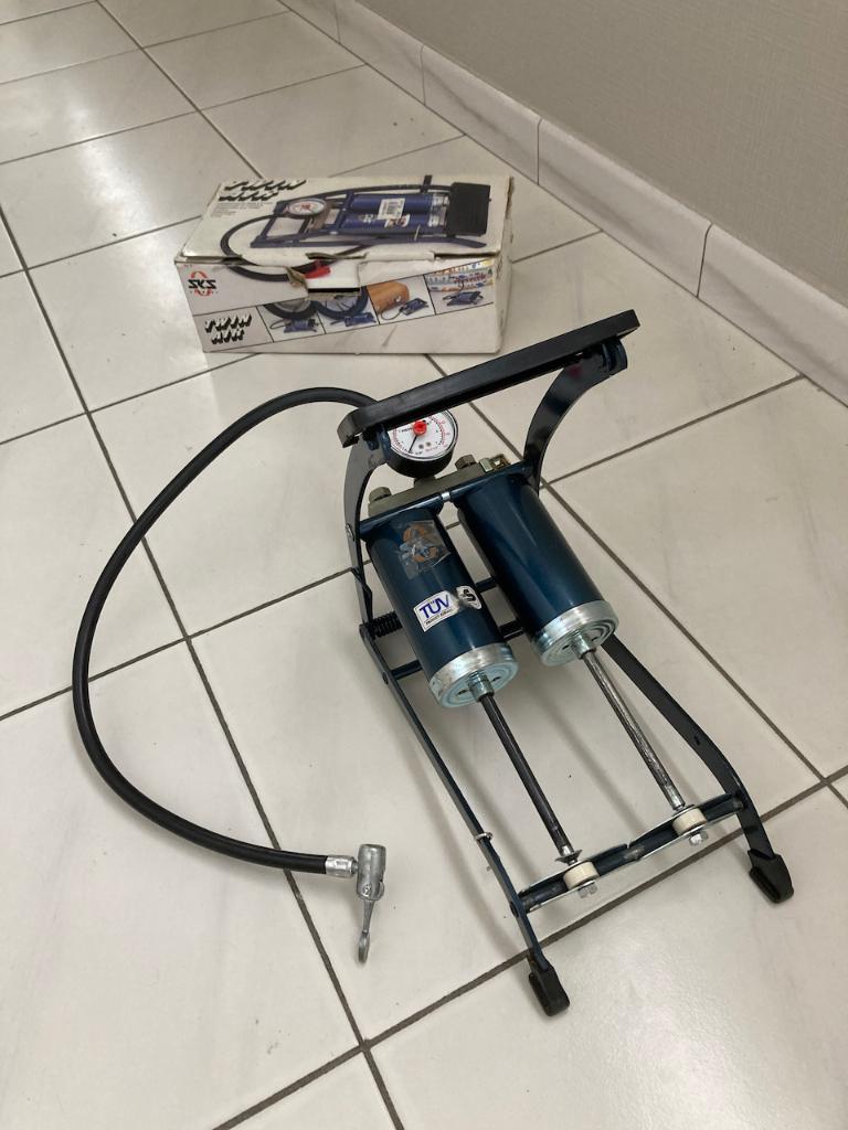 Voetpomp TWIN AIR. Zeer goede staat, Fietsen en Brommers, Ophalen of Verzenden, Gebruikt