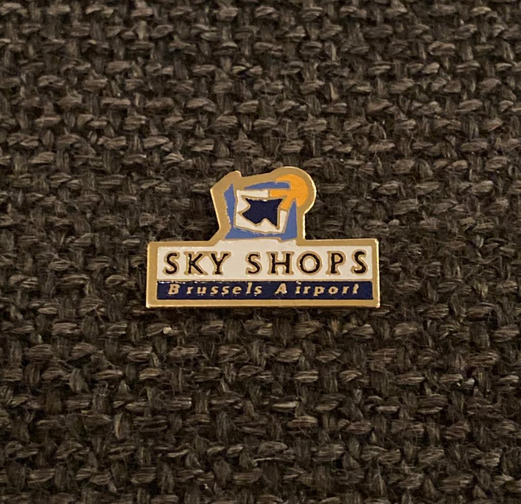 PIN - BRUSSELS AIRPORT - SKY SHOPS - LUCHTHAVEN - LUCHTVAART, Verzenden, Gebruikt, Overige onderwerpen, Speldje of Pin