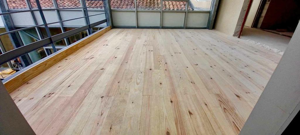 150m2 Grenen vloerdelen, rondom messing en groef 195mm breed, Ophalen of Verzenden, Nieuw, Overige vormen, Overige materialen