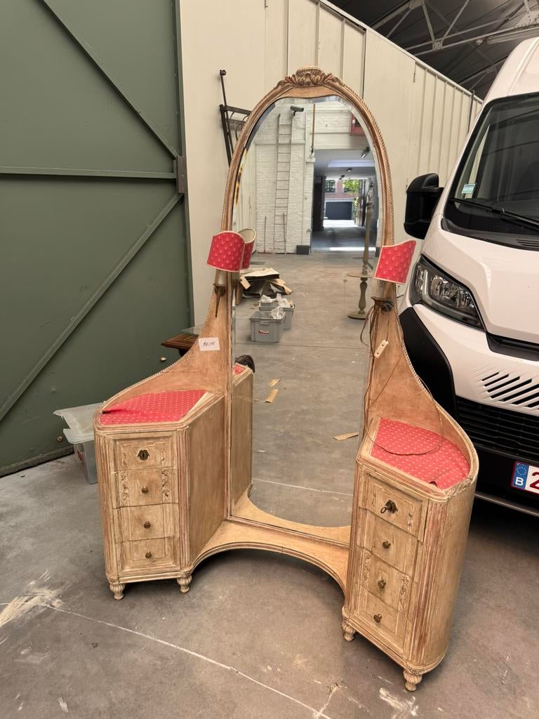 Coiffeuse ancienne en bois patiné avec grand miroir central., Enlèvement, Utilisé, Bois
