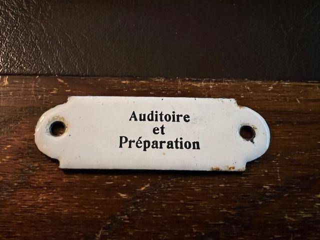 Petite plaque émaillée ancienne "Auditoire et Préparation", Enlèvement