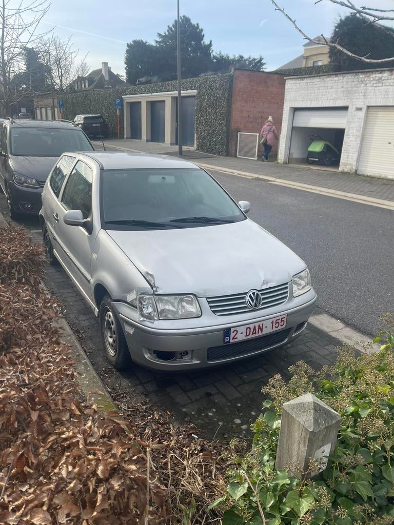 Volkswagen polo 2002 benzin, Autos, Volkswagen, 14000 cm³, Argent ou Gris, Achat, Boîte manuelle