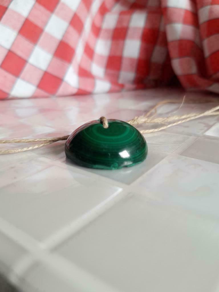 Malachite bouton ou pendentif 14gr RDCongo, Ophalen, Mineraal