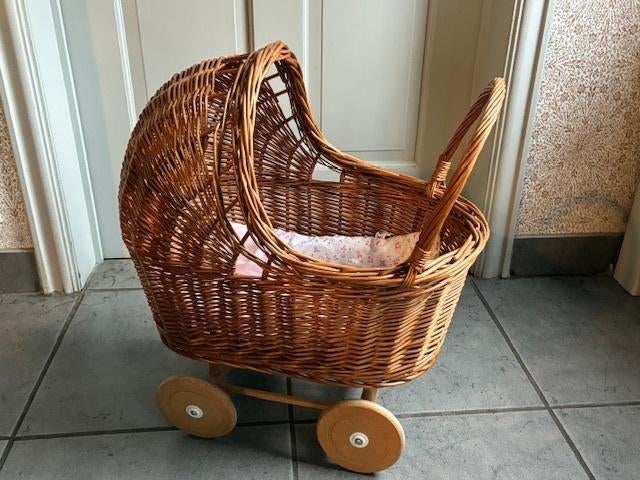 Poussette pour poupée en osier, Enfants & Bébés, Jouets | Poupées, Enlèvement, Utilisé, Autres types