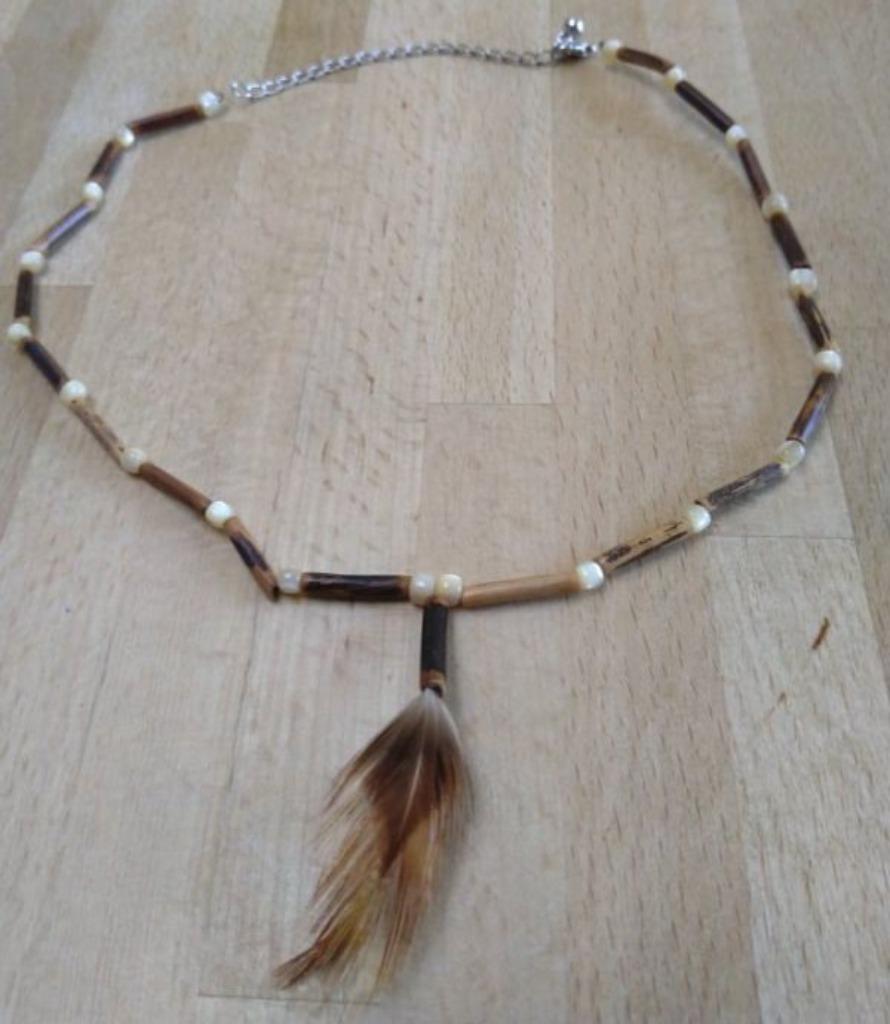 Halssnoer met bruine en beige "beenderen" en steentjes, Handtassen en Accessoires, Kettingen, Ophalen of Verzenden, Gebruikt, Beige