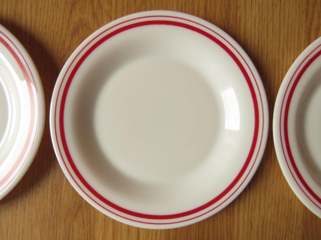 vintage arcopal 3 assiettes a dessert motifs lignés rouge, Maison & Meubles, Enlèvement ou Envoi, Comme neuf, Assiettes(s)