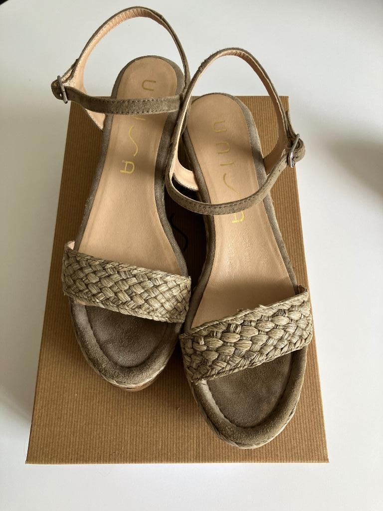 Sandalen khaki Unisa - 38, Overige kleuren, Zo goed als nieuw, Sandalen of Muiltjes, Ophalen of Verzenden