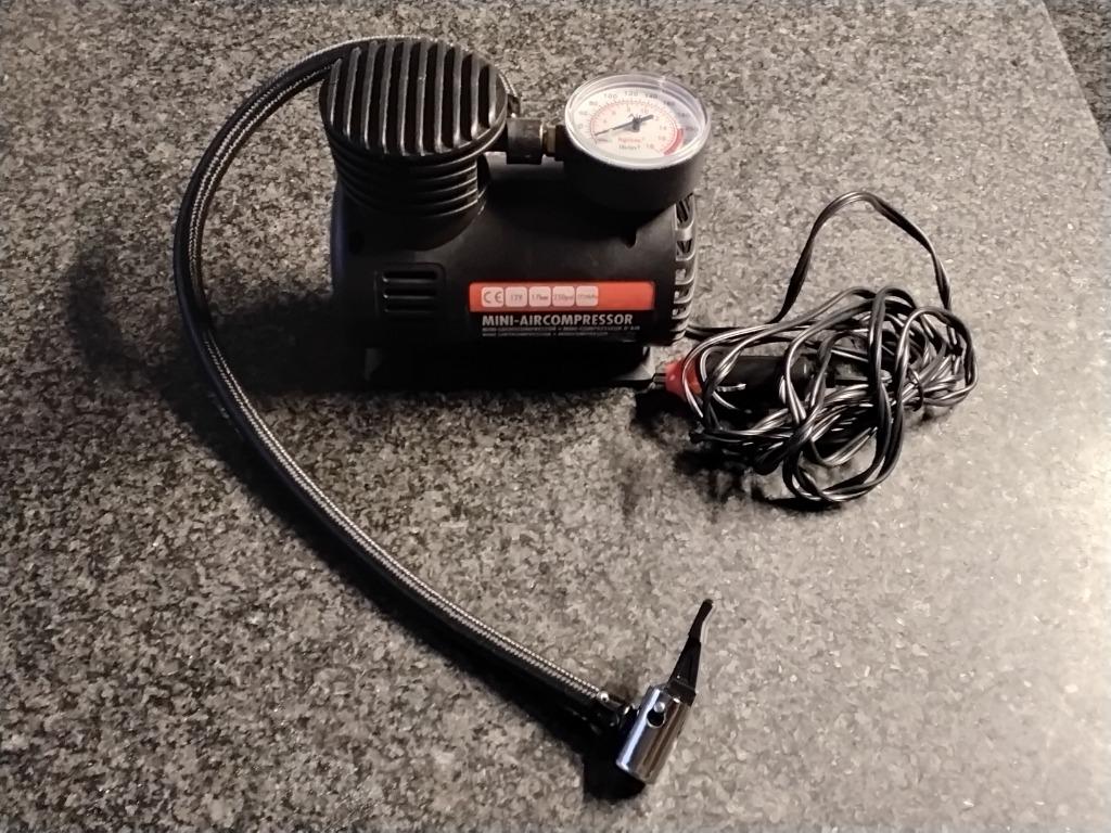 Mini luchtcompressor carpoint, Ophalen, Drukmeter, Zo goed als nieuw