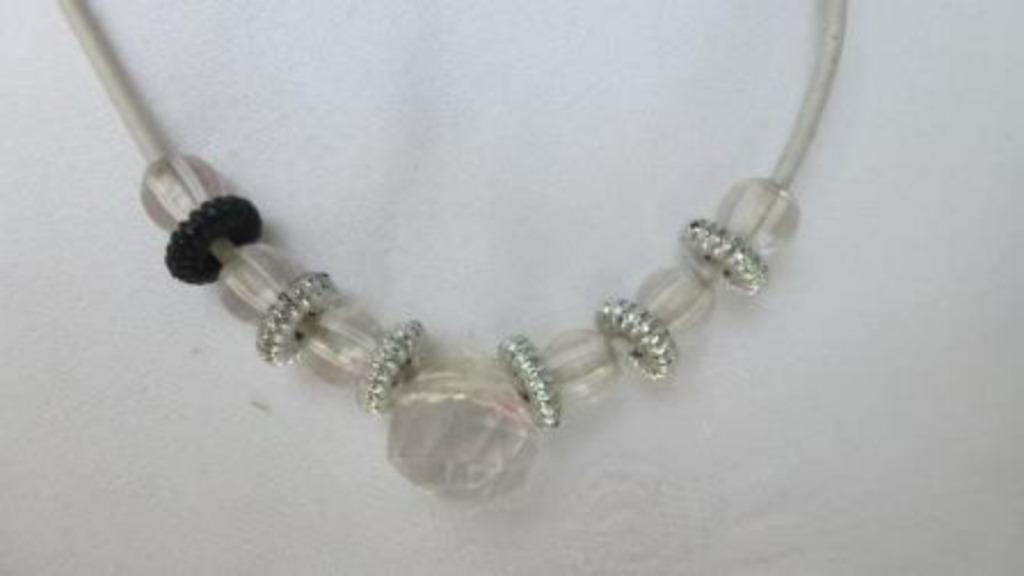 halsketting collier in kunsstof, Handtassen en Accessoires, Kettingen, Ophalen of Verzenden, Gebruikt, Wit, Overige materialen