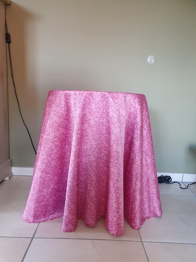 Belle table d'appoint avec nappe personnalisée, Enlèvement, Comme neuf