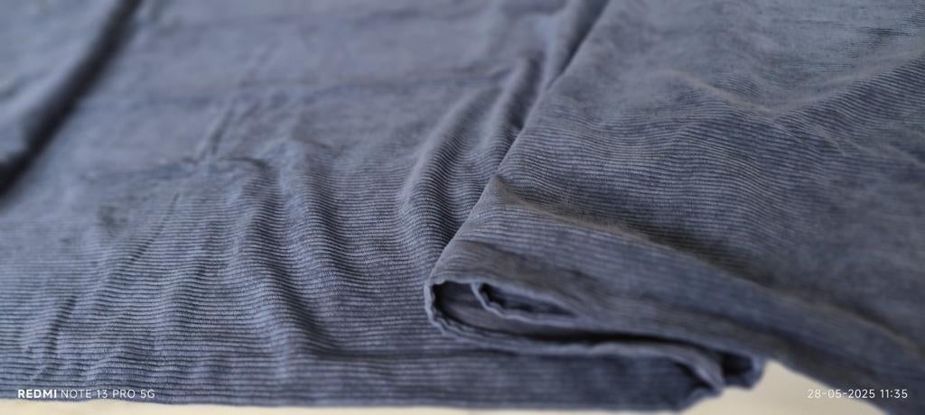 Donker blauw geribbeld fluweel gordijn. 1m40/2m96 lengte., Huis en Inrichting, Ophalen, Zo goed als nieuw, Blauw