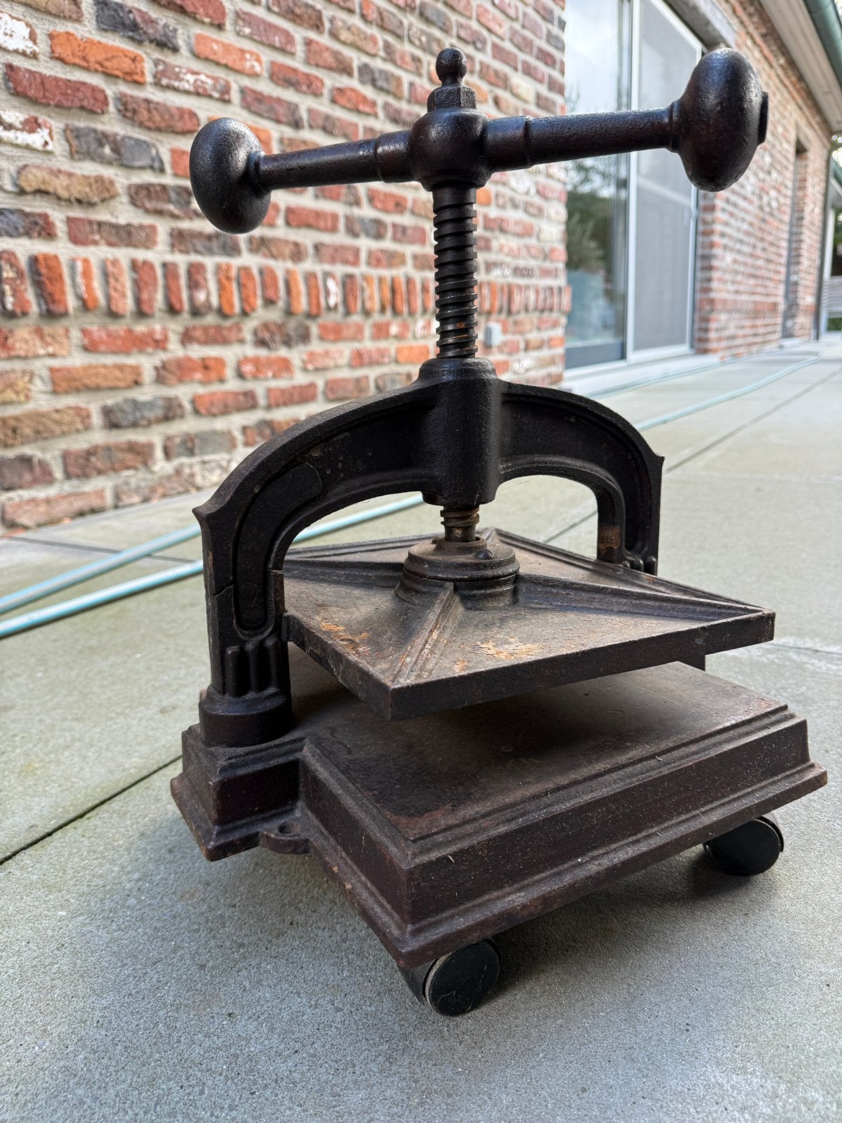 Presse à livres anciens, Enlèvement