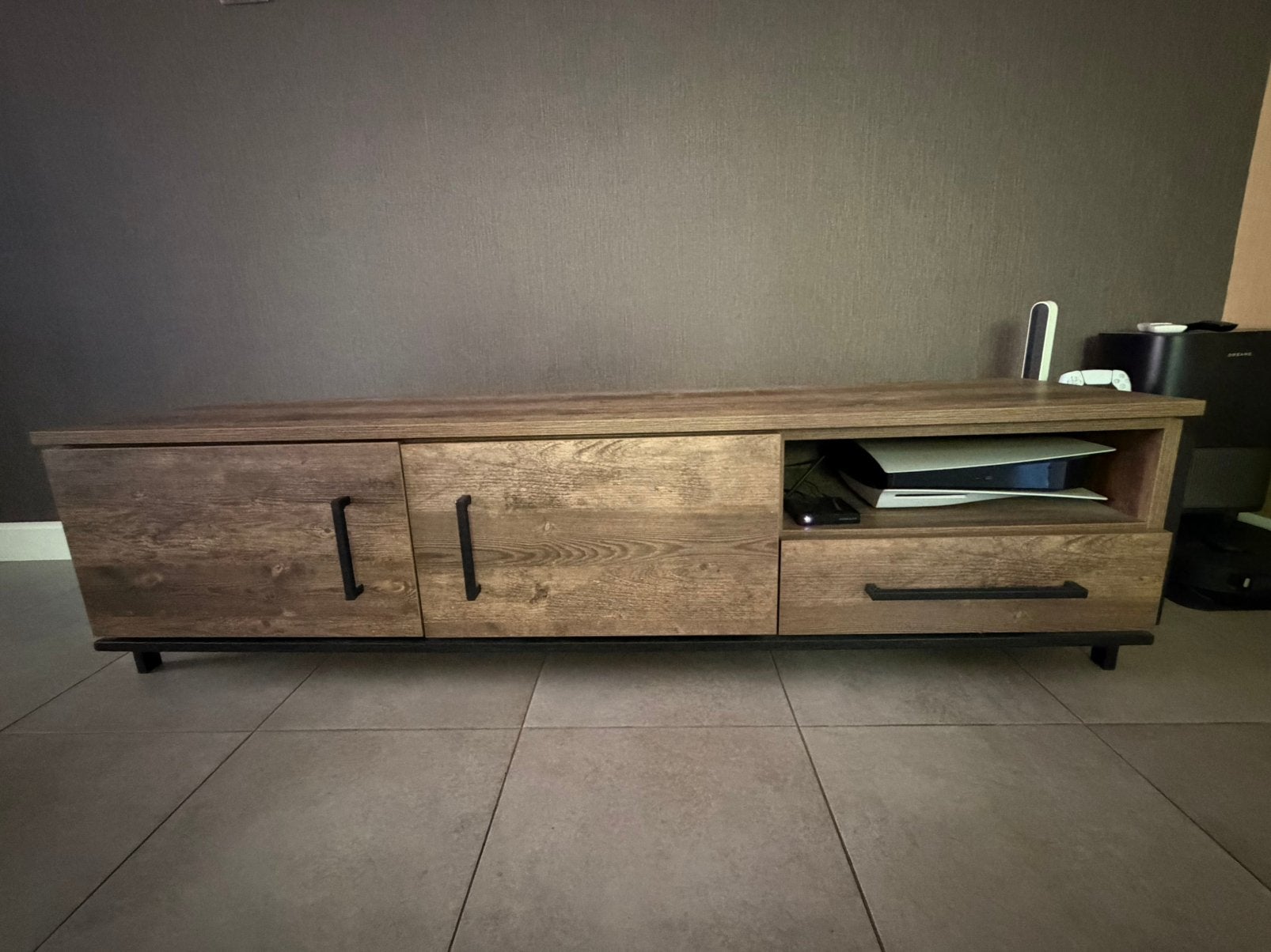Tv kast mokka hout maxfern, Huis en Inrichting, Kasten |Televisiemeubels, Ophalen, Zo goed als nieuw