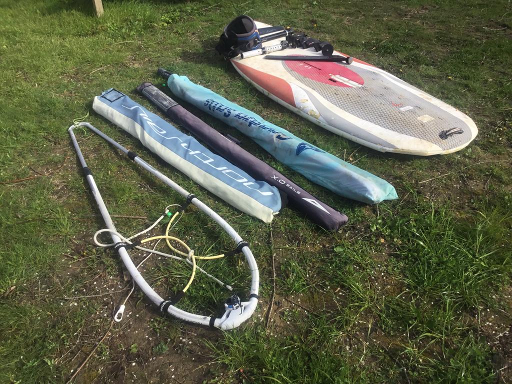 Complete set voor windsurfen, Watersport en Boten, Windsurfen, Ophalen, 250 tot 300 cm, Gebruikt, Met draagtas