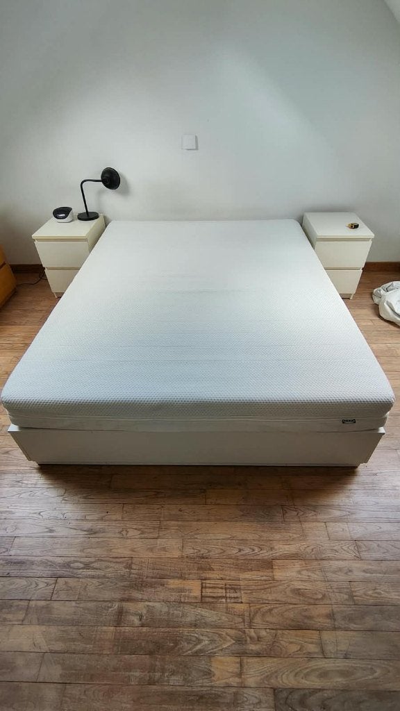 Lit Ikea deux personnes avec matelas et tables de nuit, Comme neuf, Enlèvement, 200 cm, Deux personnes