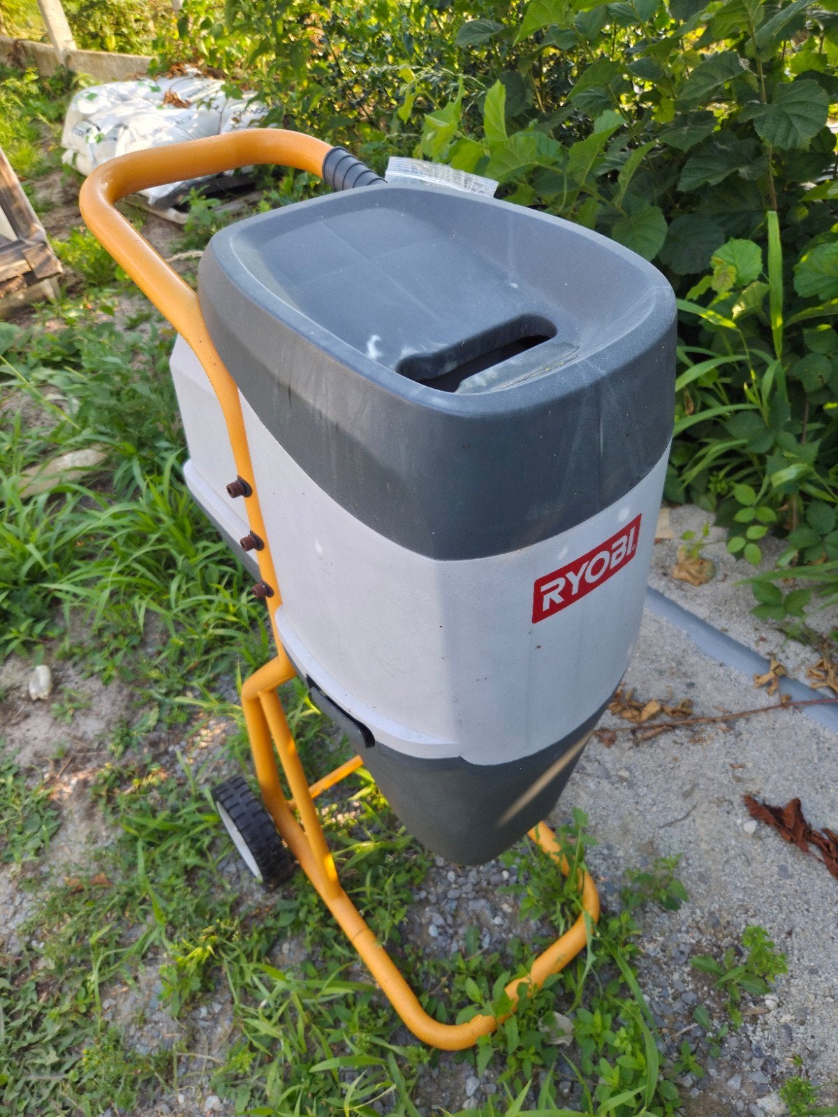 Elektrische hakselaar Ryobi, Ophalen